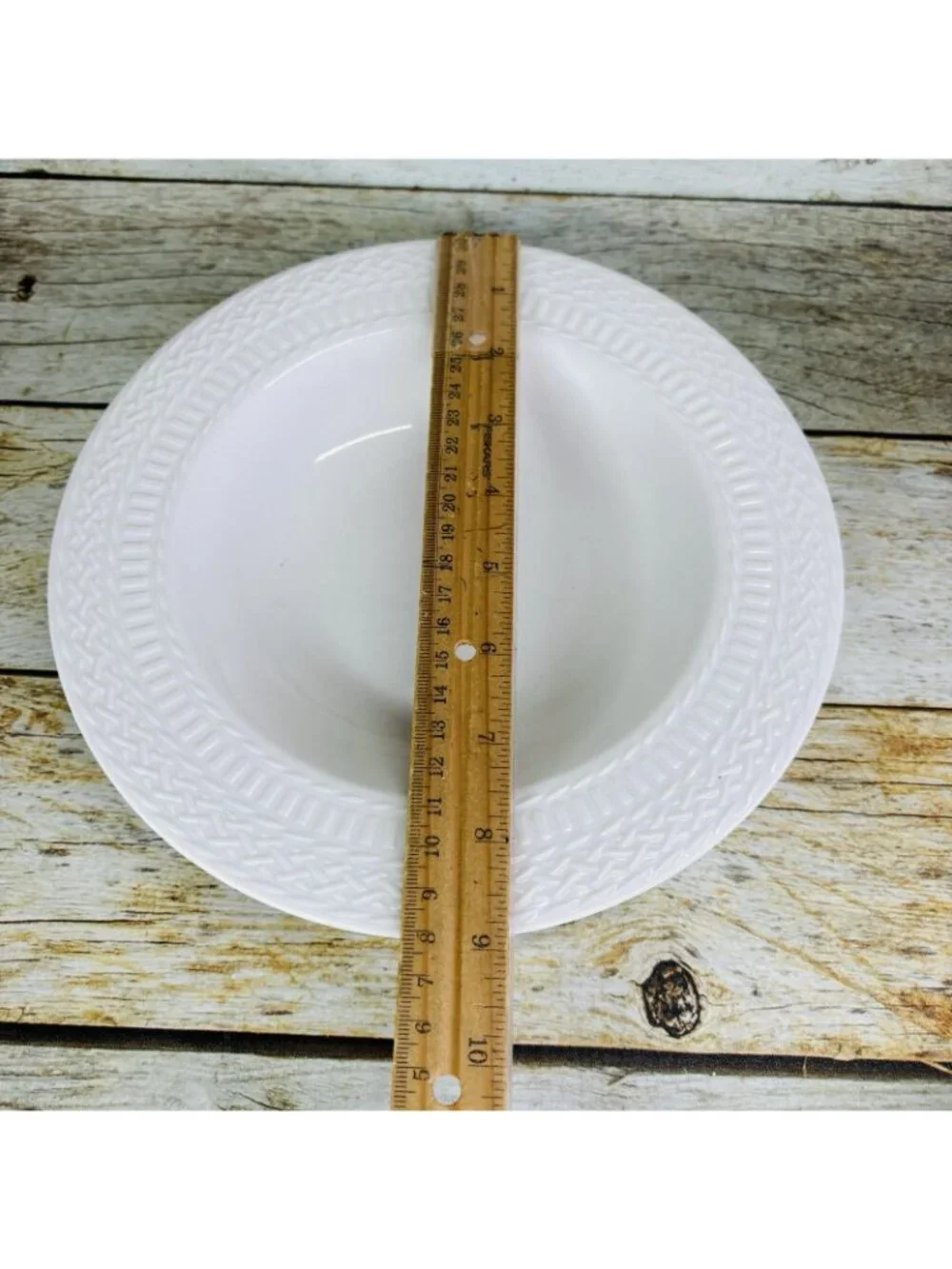 Livingquarters LIQ10 White Embossed Basketweave Rimmed 9